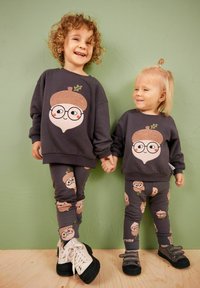 Yhdistelemätön lasten huppari ja leggings-setti tummanharmaana, jossa on leikkisä tammipähkinäkuva, jossa on silmälasit ja lehtikoristeet.