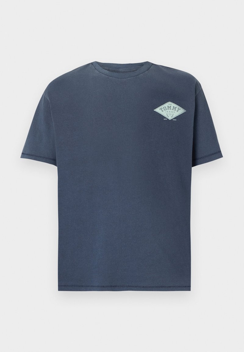 T-shirt en coton bleu marine avec un col rond et des manches courtes. Présente un logo en forme de diamant bleu clair sur la poitrine gauche. Texture douce.