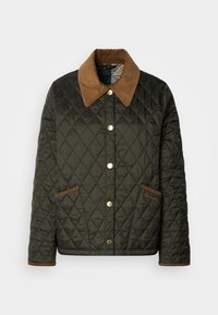 Gequiltede donkergroene jas met een bruine corduroy kraag, gouden drukknoopsluitingen en twee zijzakken met bruine accenten.