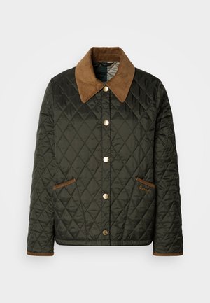 Gequiltede donkergroene jas met een bruine corduroy kraag, gouden drukknoopsluitingen en twee zijzakken met bruine accenten.