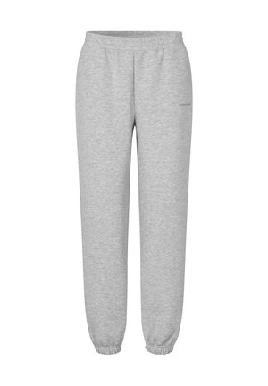 Szürke jogging nadrág, puha, légáteresztő anyagból készült. Csomagolt derékpánttal és keskenyített mandzsettákkal rendelkezik, a lábán minimális logó részlettel.