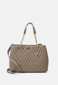 Sac à main en taupe matelassé avec des poignées en chaîne dorée, une bandoulière en cuir, et le logo gold A|X avec un pendentif à l'avant.