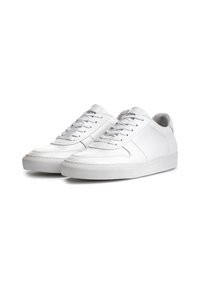 Sneakers bianchi in pelle con una superficie liscia, punta rotonda e suola in gomma piatta. Presentano sei passanti e un delicato design cucito.