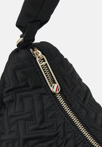 Tommy Hilfiger FLOW SHOULDER BAG - Handtasche - black