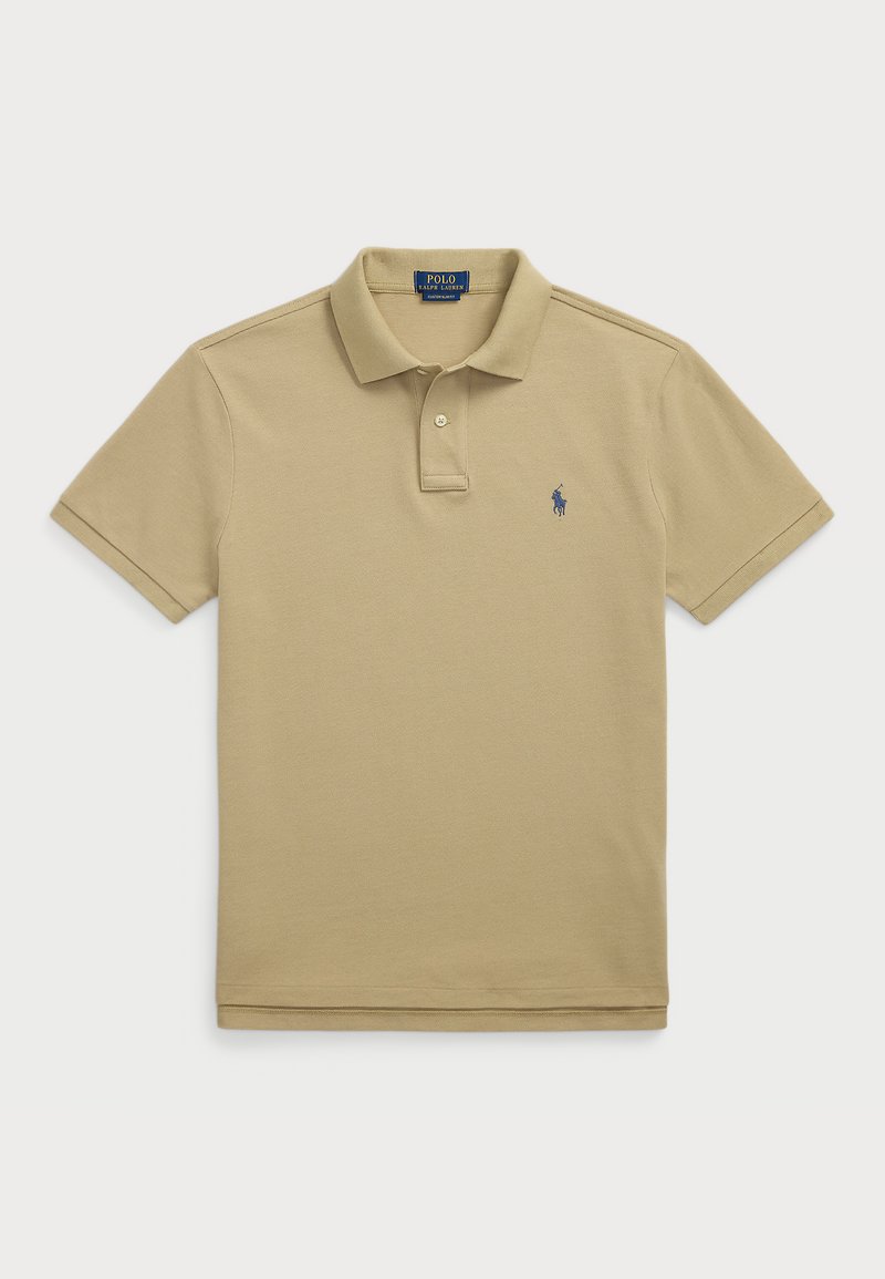 Beige Polohemd aus Baumwolle mit einem Kragen, kurzen Ärmeln und einem kleinen, navyblauen gestickten Logo auf der linken Brust.
