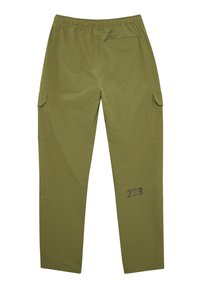 Olivgrüne Cargo-Hose aus glattem Stoff, mit elastischem Taillenbund, Cargotaschen und der Zahl "223" nahe dem Saum bedruckt.