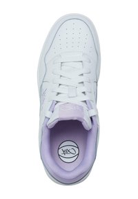 Hvit sneaker med lilla detaljer, glatt lær overdel, perforert tå, flate snørebånd, polstret krage, og logo-detaljer på tungen og sålen.