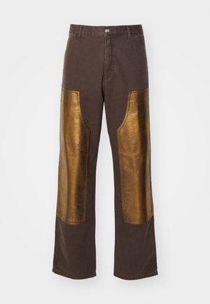 Braune Hose mit großen goldenen metallischen Patches auf der Vorderseite. Gerade Passform mit Knopfverschluss und normalen Taschen.
