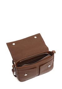 Smešani smeđi kožni crossbody novčanik s dva prednja džepa, zatvorenjem na zip i glavni odjeljak glatke teksture. Ima kopče na preklop i podesivu traku.