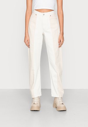 Hoge taillebroek in een lichtbeige en witte colorblock ontwerp, met een rechte pasvorm, knoopsluiting en zijzakken.