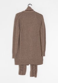 Ruskea neulecardigan, jossa on ribbireunat hihansuissa ja helmassa, korkea kaulus sekä palmikkoneulekoristeet hihoissa ja alaselässä.