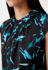 comma MIT ALLOVER-PRINT czarny