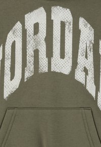 Olivovo zelená mikina s veľkým bielym textom "JORDAN" na hrudi. Obsahuje predné klokanie vrecko a jemnú, textúrovanú tkaninu.