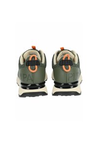 Sneaker verdi con tomaia testurizzata, dettagli neri, anelli arancioni e una suola bianca spessa con battistrada accentuato per una presa migliore.