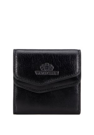 Czarny skórzany portfel z klapką, tłoczonym logo Wittchen i ozdobnym herbem z przodu.