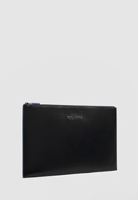 Schwarze Dokumententasche aus Leder mit Reißverschluss und glatter Textur, mit einem dezenten geprägten Logo auf der Vorderseite und kontrastierendem blauen Reißverschlussdetail.