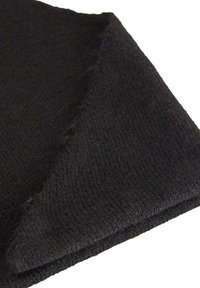 Sort strikket tørklæde med en struktureret vævning, der har en foldet kant og let slidte hjørner, der giver et tykt og varmt udseende.