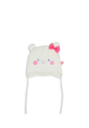 Witte gebreide babyhoed met berenoren, een roze strik op één oor, geborduurd glimlachend gezicht en lange linten die naar beneden hangen.