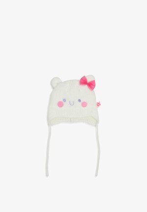 Bonnet pour bébé en tricot blanc avec des oreilles d'ours, un nœud rose sur une oreille, un visage souriant brodé et de longues ficelles qui pendent.