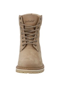 Stivale beige in suede fino al polpaccio con punta rotonda, occhielli metallici e lacci grigi. Presenta un colletto imbottito e una suola in gomma con texture.