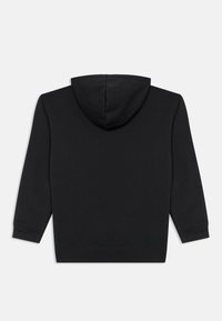 Felpa nera con cappuccio regolabile, maniche lunghe e polsini a costine. Presenta una texture morbida e un design semplice e minimalista. Nessun dettaglio frontale.