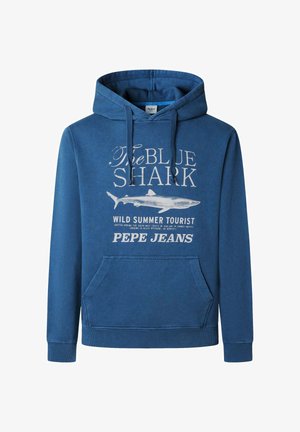 Niebieska bluza z kapturem z przednią kieszenią, sznurkiem do regulacji kaptura oraz nadrukiem graficznym rekina z napisem: "Niebieski rekin, dziki letni turysta."