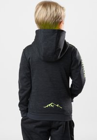 Felpa nera con texture e cappuccio regolabile, con una grafica di montagna verde sul retro e un logo giallo sulla manica.