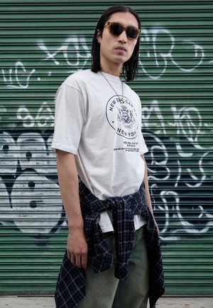 CREST GRAPHIC TEE - Camiseta estampada - white