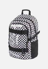Zaino a scacchi bianco e nero con dettagli grigi, multiple tasche, spallacci regolabili e un moschettone per il fissaggio di accessori.