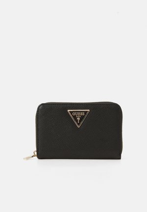 Portefeuille en cuir noir avec une finition texturée, logo triangulaire en or, fermeture éclair et une forme rectangulaire compacte.