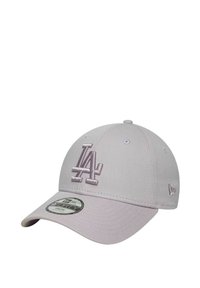 Cappellino da baseball giovanile regolabile di colore viola chiaro con logo LA ricamato in rilievo e visiera curvata, con un adesivo New Era 9FORTY sulla visiera.