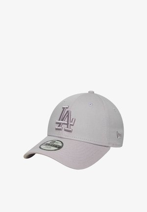 Cappellino da baseball giovanile regolabile di colore viola chiaro con logo LA ricamato in rilievo e visiera curvata, con un adesivo New Era 9FORTY sulla visiera.