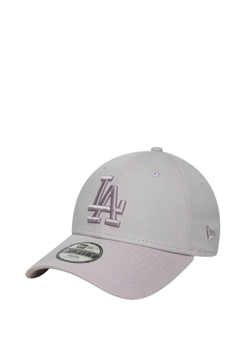 Cappellino da baseball giovanile regolabile di colore viola chiaro con logo LA ricamato in rilievo e visiera curvata, con un adesivo New Era 9FORTY sulla visiera.