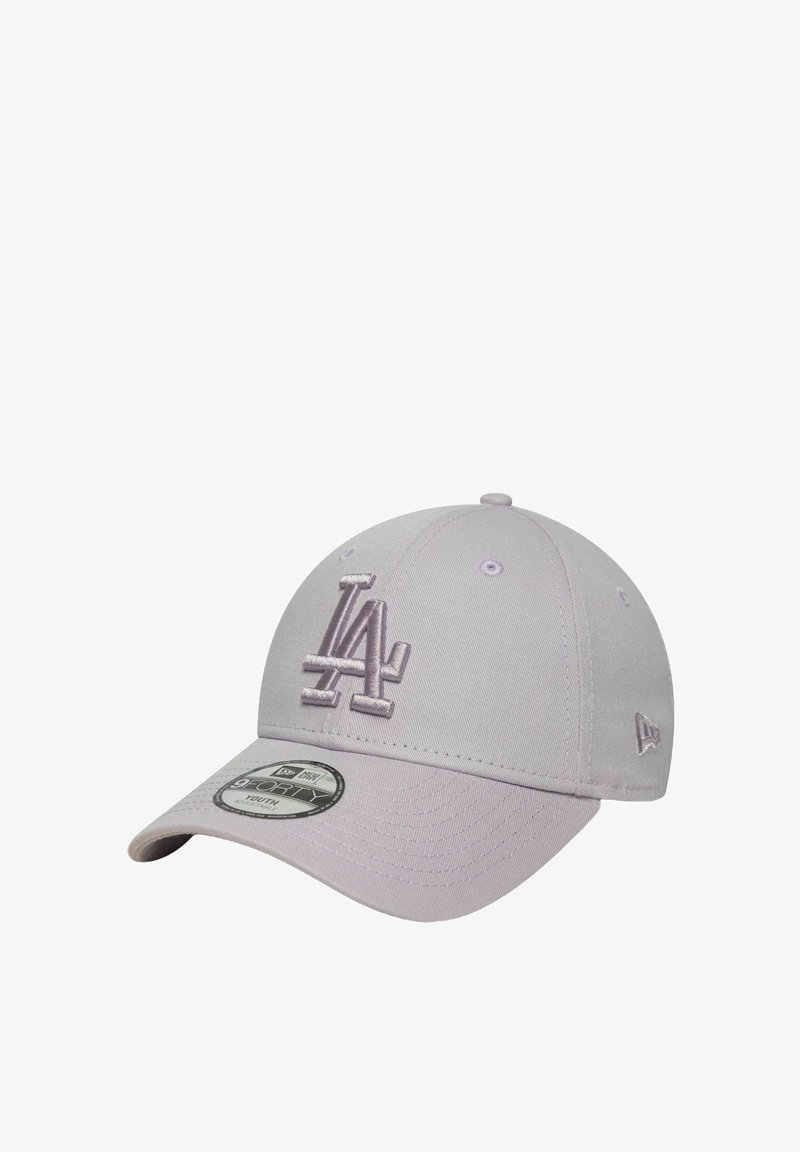 Casquette de baseball pour jeunes ajustable de couleur mauve clair, avec un logo LA en relief brodé et une visière courbée, affichant un autocollant New Era 9FORTY sur la visière.