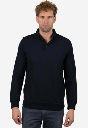 Polo de manga larga color azul marino con cuello, con una tapeta de tres botones y puños acanalados, hecho de una tela lisa y ligera.