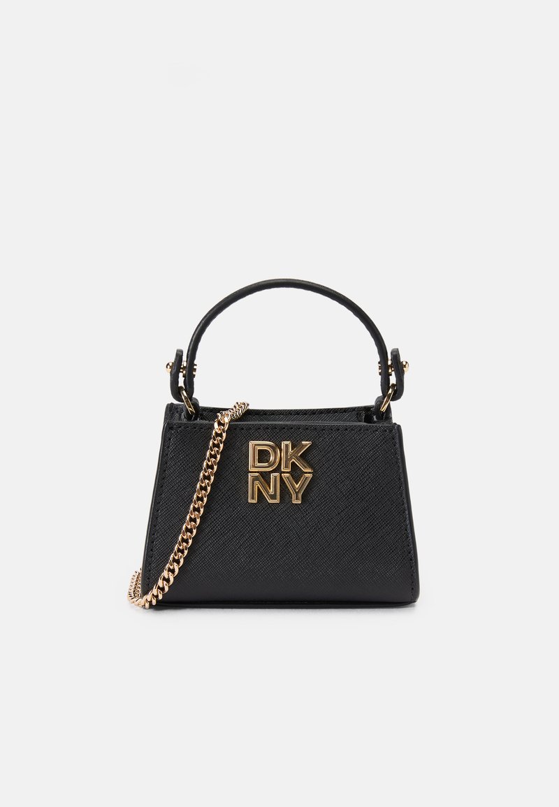 Borsa a mano nera con design strutturato, esterno testurizzato, hardware dorato e tracolla a catena. Presenta il logo DKNY sul davanti.