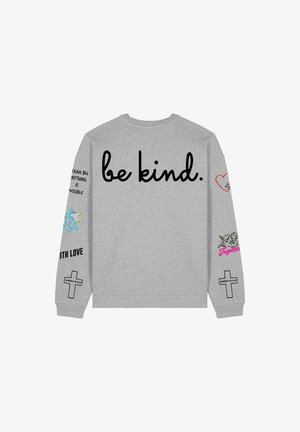 Grauer Sweatshirt mit "sei nett." in schwarzem Text. Enthält bunte Designs, darunter Herzen, Zitate und Grafiken an den Ärmeln.