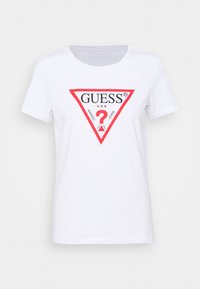 Hvid bomulds T-shirt med korte ærmer, der har et rødt trekantet logo og tekst i sort, centreret på forsiden.