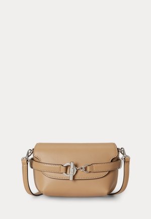 Lille tanfarvet læder crossbody taske med sølvspænde og justerbar strop på en ensfarvet baggrund.