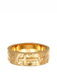 Guldtonad ring med en texturerad, grov yta. Har en enkel, präglad korsdesign och intern gravyr för äkthet.