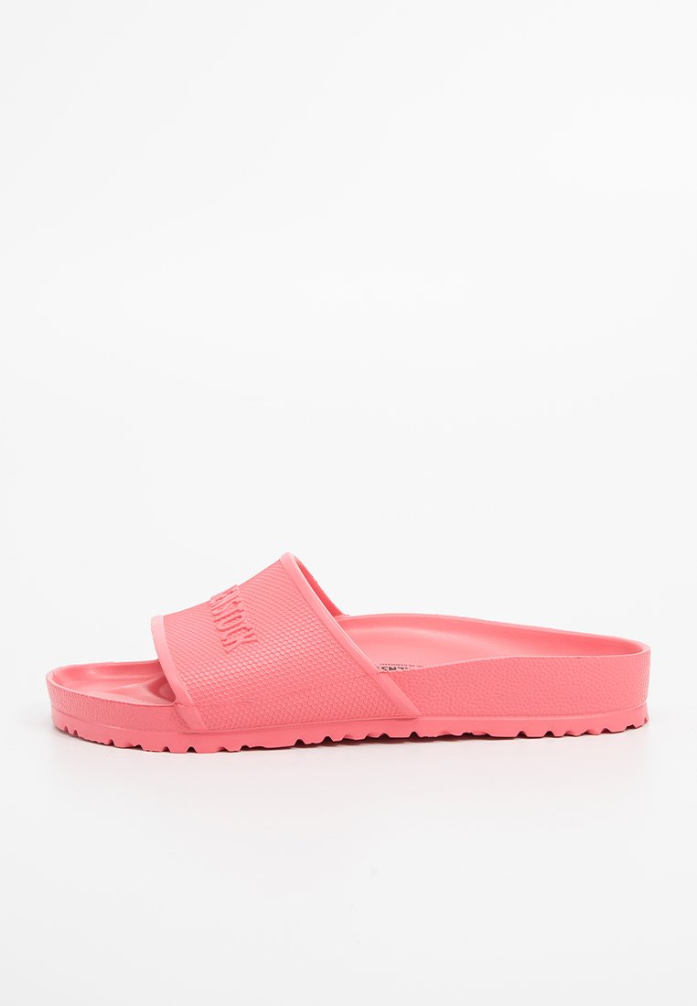 Koralle farbene Slidesandalen mit einem strukturierten Riemen und einem geformten Fußbett. Die Sohle verfügt über ein gemustertes Profil für besseren Halt.