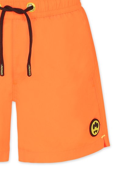 Pantaloncini da bagno arancioni brillanti realizzati in tessuto leggero, con vita elastica e cordoncino nero e una toppa circolare con logo.