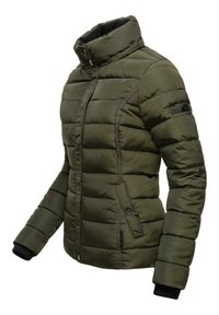 Olijfgroene gewatteerde jas met hoge kraag, getailleerd ontwerp, ritssluiting en knoopsluiting, geribbelde manchetten en zijzakken. Gladde textuur.