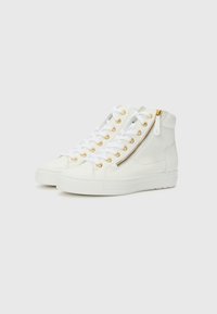 Weiße High-Top-Sneaker aus Leder, mit goldenen Ösen, weißen Schnürsenkeln und einem seitlichen Reißverschluss. Glatte Textur mit minimalen Designdetails.
