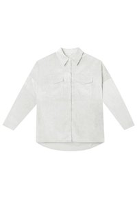 Lichtgrijze langemouwen shirt van zachte stof, met een knoopsluiting aan de voorkant, klassieke kraag en twee borstzakken. Rond afgewerkt aan de onderkant.