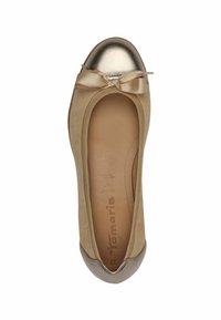 Ballerine beige con punta tonda metallica dorata e decorazione a fiocco, caratterizzate da una morbida tomaia in suede e una finitura liscia simile alla pelle nella parte della punta.