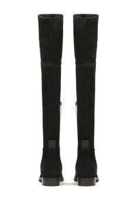 Botas de ante negras hasta la rodilla con una textura suave, que cuentan con cremalleras en la parte trasera y un tacón bajo apilado. Diseño simple con acentos de hardware mínimos.