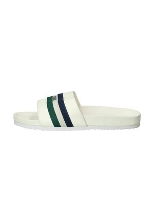 Witte teenslipper met groene en marineblauwe horizontale strepen op het bandje en een witte zool op een witte achtergrond.