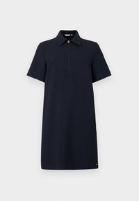 Vestido estilo polo em azul marinho escuro com mangas curtas e meio fecho. Feito de um tecido suave, apresenta um design minimalista e discretos acessórios em ouro.