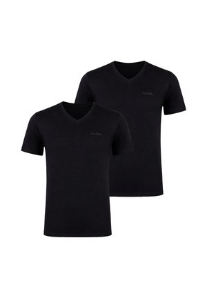 Deux t-shirts noirs simples à manches courtes avec col en V et un petit logo sur la partie gauche de la poitrine sur fond blanc.